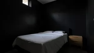 Czarne ściany w sypialni