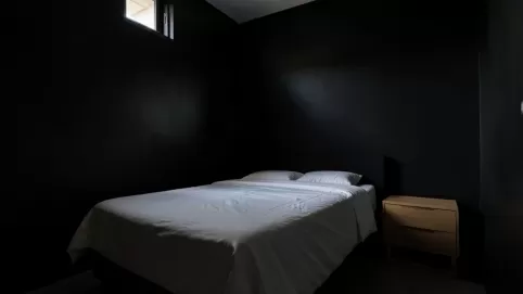 Czarne ściany w sypialni