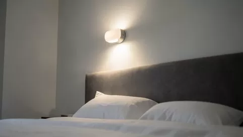 Wysokość kinkietu nad łóżkiem