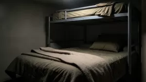 Jak pościelić łóżko w wojsku na noc