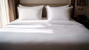 Metody ścielenia łóżka w hotelu